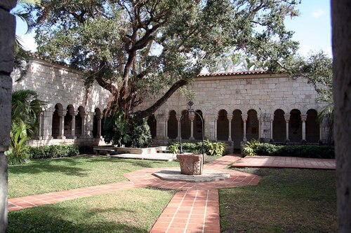 Audioguida Miami: esplora la chiesa di San Bernardo di Chiaravalle, l'antico monastero spagnolo