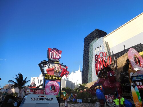 Cancun Audio guide: Explore Coco Bongo Show & Disco